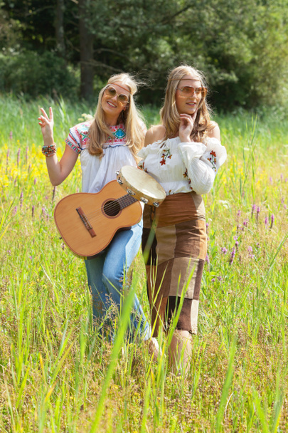 δύο κορίτσια hippie ρετρό ξανθιά 70s με γυαλιά ηλίου που κάνει τη μουσική w - Φωτογραφία, εικόνα