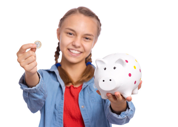 Tiener meisje houden Piggy Bank - Foto, afbeelding