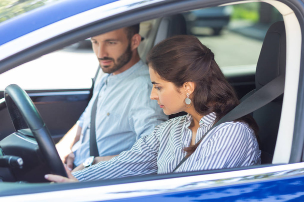 Donkerharige vrouw dragen gestreepte blouse rijden auto - Foto, afbeelding