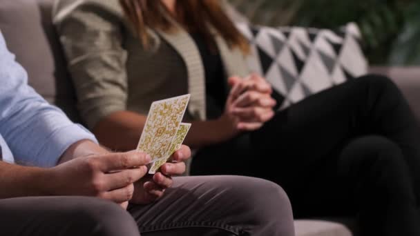 Mecazi kartlarla çalışan evli çift - Video, Çekim