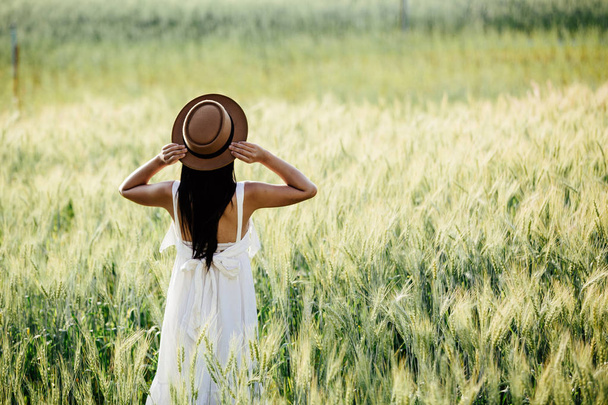 Hermosa mujer disfrutando en campos de cebada. - Foto, imagen