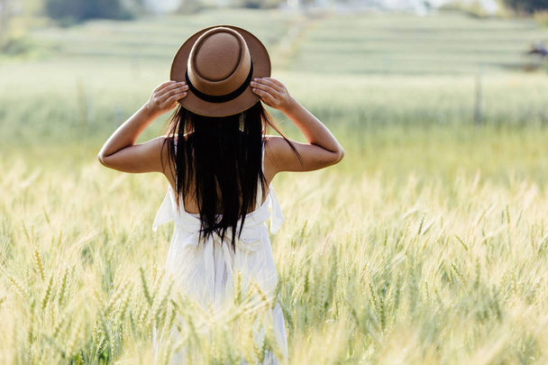 Beautiful woman enjoying in barley fields. - Fotoğraf, Görsel