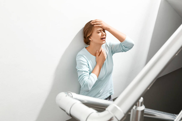 У женщины приступ паники на лестнице
 - Фото, изображение