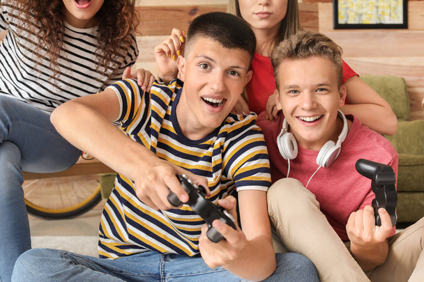 Nastolatki grają w gry wideo w domu - Zdjęcie, obraz