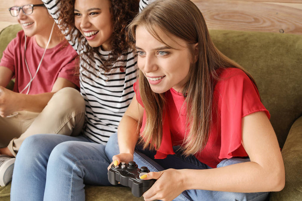 Έφηβοι παίζοντας βίντεο παιχνίδι στο σπίτι - Φωτογραφία, εικόνα