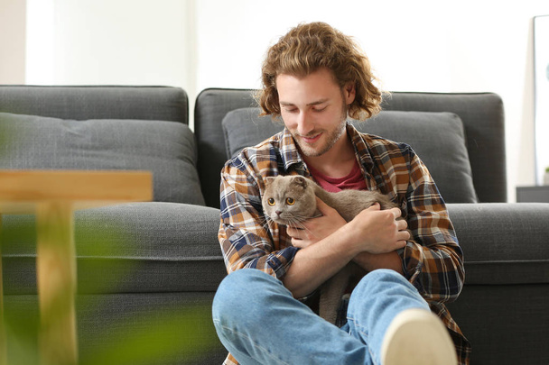 Człowiek z cute śmieszne kota w domu - Zdjęcie, obraz