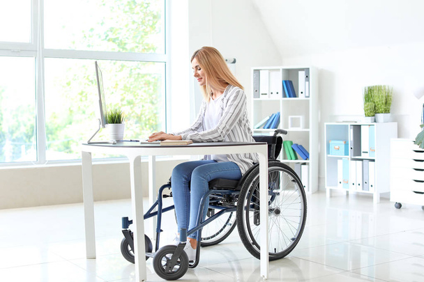 Женщина-инвалид, работающая в офисе
 - Фото, изображение