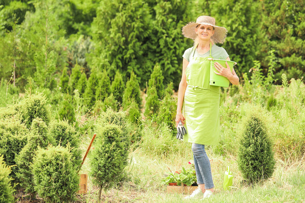 Portret van vrouwelijke tuinman buitenshuis - Foto, afbeelding