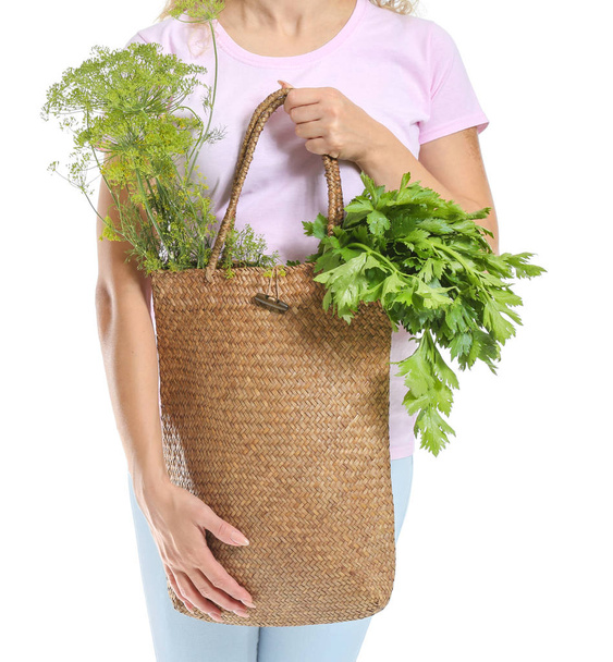 Женщина со свежими травами в эко-мешке на белом фоне, крупным планом
 - Фото, изображение