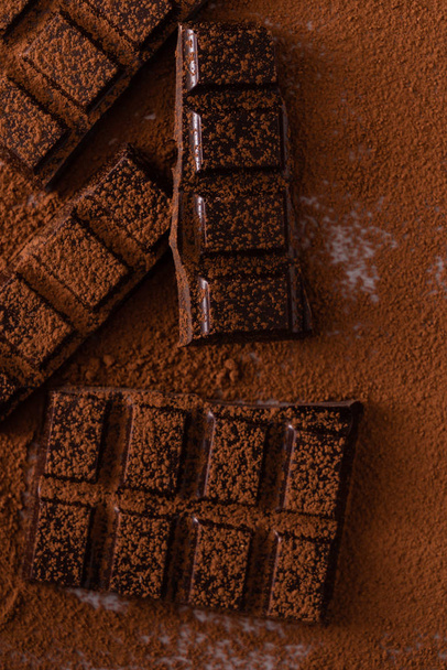 dark chocolate in the cacao powder - Foto, afbeelding