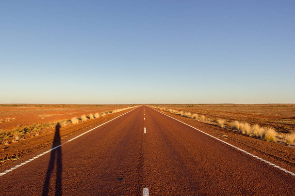 route droite rouge avec dessert rouge sur la Stuart Highway au nord de cuivre pedy, Australie du Sud
, - Photo, image