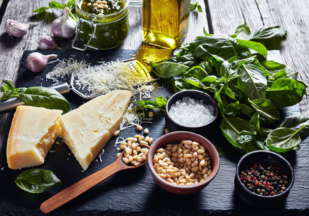 fresh basil, parmesan cheese, pine nuts, spices - Foto, afbeelding