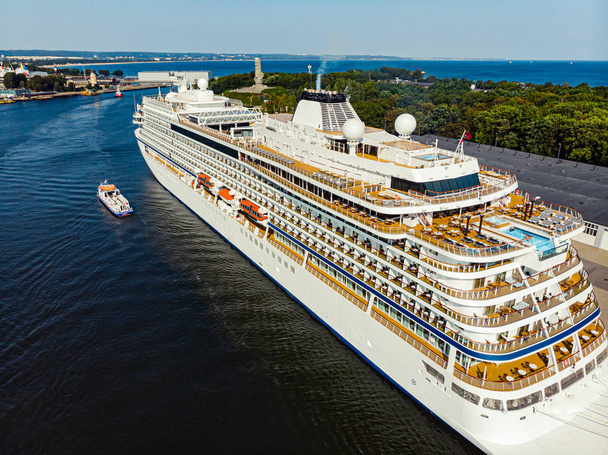 Statek Cruiser i mała Łódź pasażerska w Gdańsku  - Zdjęcie, obraz