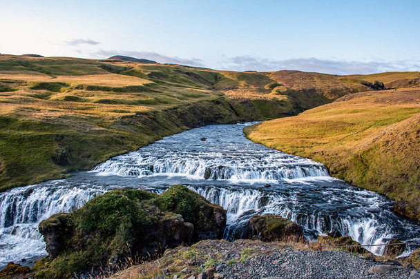 skogafoss. der Wasserfall in Island ist erstaunlich. Es lohnt sich, über mehr als 500 steile Treppen nach oben zu gehen - Foto, Bild