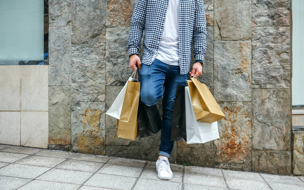 hombre joven con bolsas de compras - Foto, Imagen