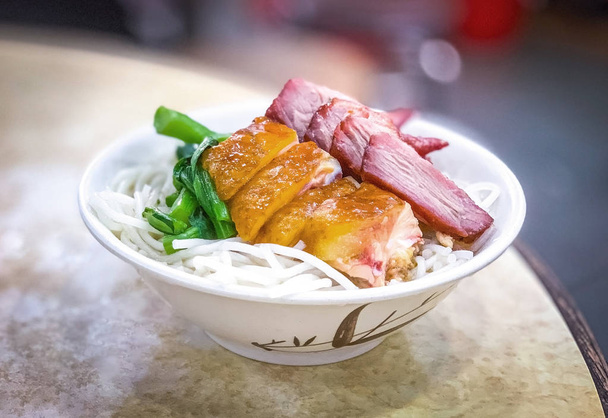 Comida chinesa carne de porco de frango e macarrão vegetal
 - Foto, Imagem