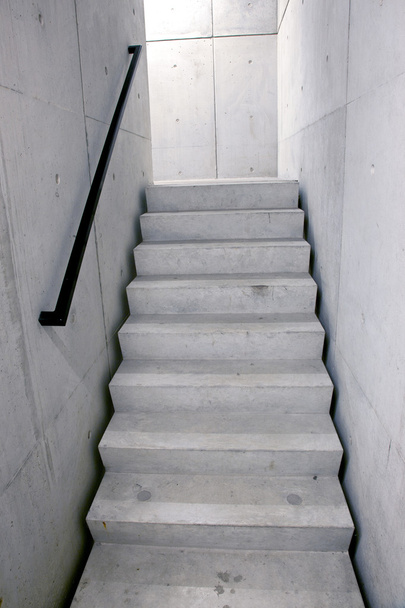 escalier en béton et escaliers menant vers le haut
 - Photo, image