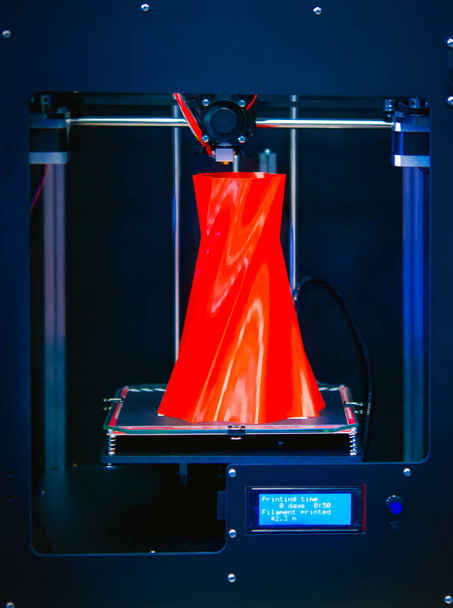 Автоматический трехмерный 3D принтер выполняет пластик. - Фото, изображение