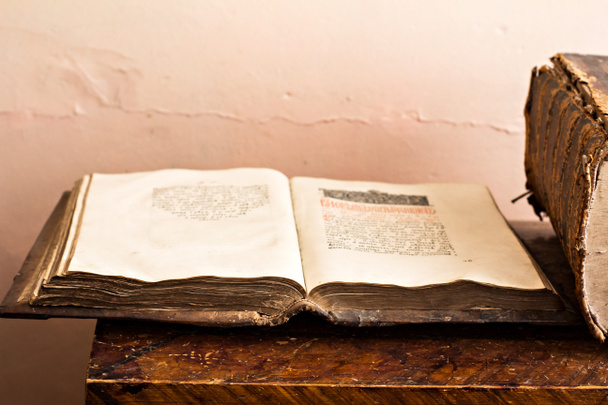  Livros eslavos religiosos antigos com textos antigos em museu histórico
 - Foto, Imagem