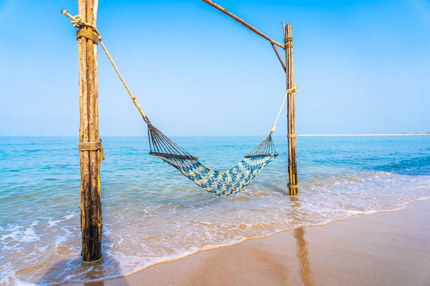 Empty hammock swing on the beautiful beach and sea - Foto, Imagem