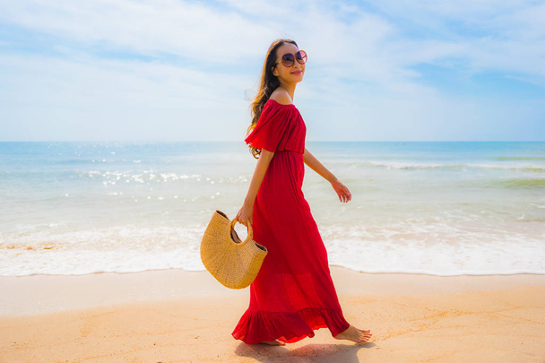 Retrato hermosa joven asiática mujer en la playa y el mar
 - Foto, imagen