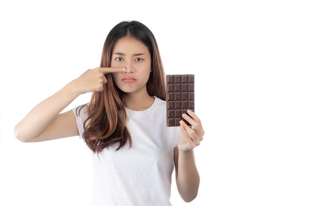 Ženy, které jsou proti čokoládě, izolované na bílém pozadí. - Fotografie, Obrázek