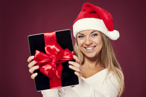 Santa vrouw met digitale tablet gift - Foto, afbeelding
