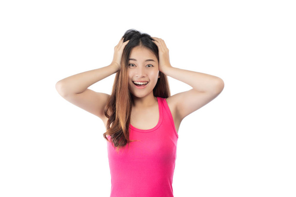 Een mooie vrouw met een roze shirt laat een gefrustreerde look zien. op de White Blackground - Foto, afbeelding