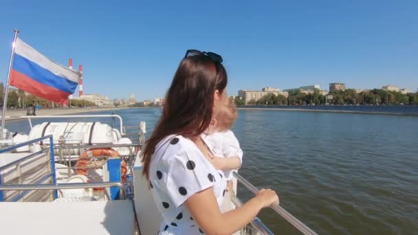 Mom with a child on a pleasure boat - Кадры, видео