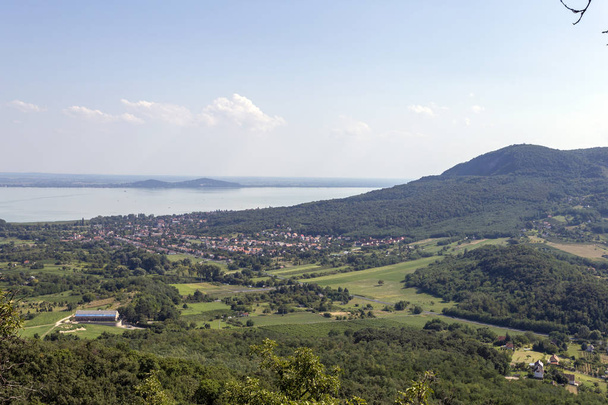 Gulacs'tan Badacsony dağının görünümü, Macaristan. - Fotoğraf, Görsel