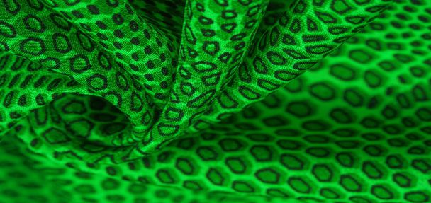 Zielona tkanina jedwabna, skóra zwierzęca. Wszystkie projekty są nowe i designe - Zdjęcie, obraz