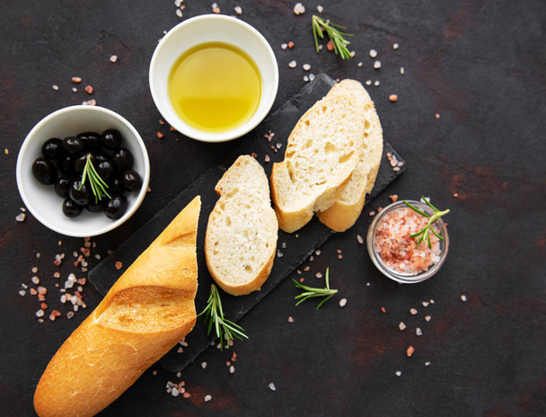 Viipaloitu tuore rapea patonki oliivilla ja mausteilla
  - Valokuva, kuva
