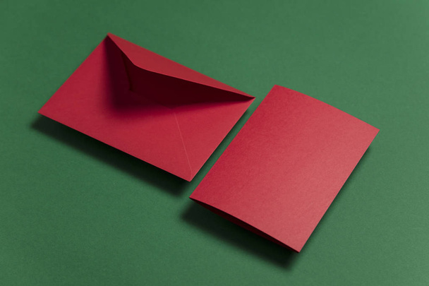 Prázdná červená karta s obálkou červeného papíru šablona Vánoční karty m - Fotografie, Obrázek