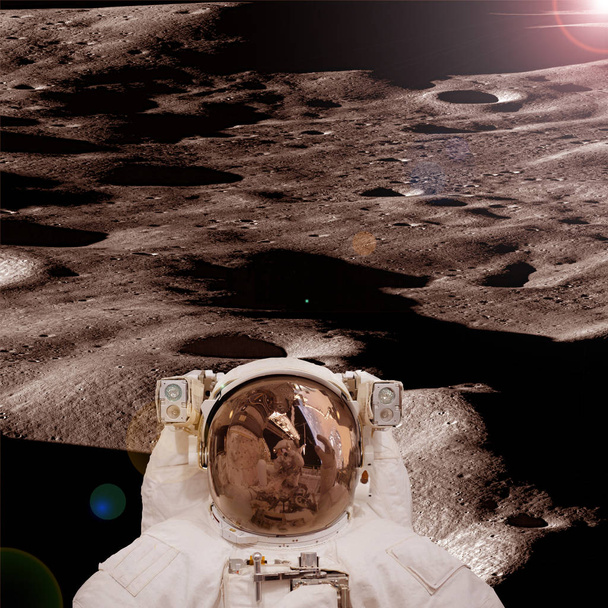 月面でポーズをとる宇宙飛行士。このイメージの要素は、家具 - 写真・画像