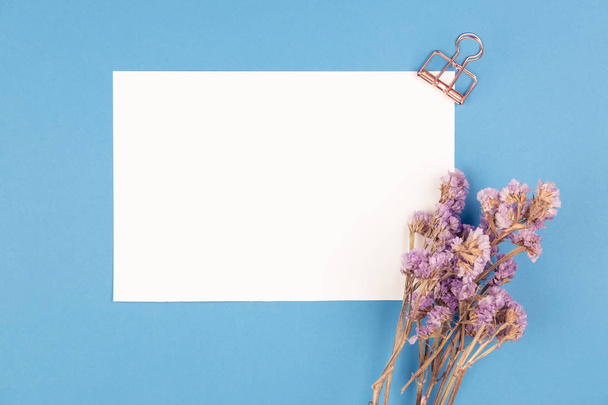 Pohled shora na papírovou poznámku a fialovou statrovou květinu ve vinobraném tónu - Fotografie, Obrázek
