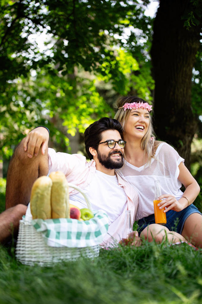 Onnellinen pari rakastunut nauttia piknik aikaa ulkona
 - Valokuva, kuva