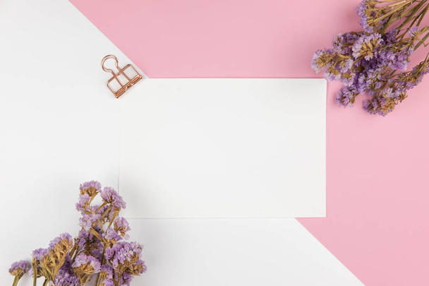 Vista superior de la nota de papel y la flor statice púrpura
 - Foto, imagen