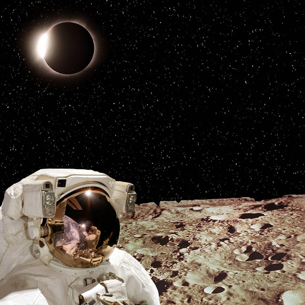 Astronauta posando contra planeta alienígena. Os elementos desta imagem
 - Foto, Imagem