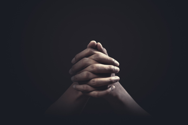 Karanlık arka planda din ve Tanrı'ya inanç ile dua eller. Umudun, sevginin ve bağlılığın gücü. - Fotoğraf, Görsel