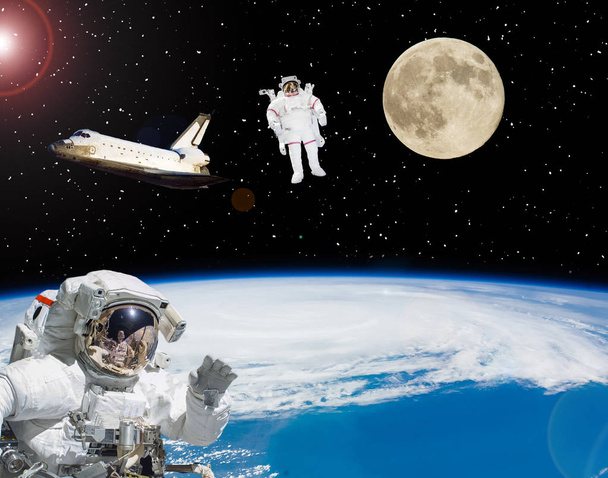 宇宙飛行中の宇宙飛行士。背景に月。スペース sc - 写真・画像