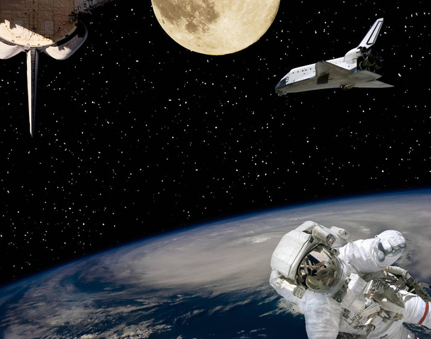 Astronauta, statki kosmiczne i księżyc. Ziemia na tle. Pierwiastek - Zdjęcie, obraz