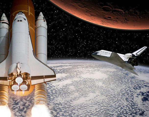 Raket vliegt van de aarde naar Mars. Shuttle in de verte. De El - Foto, afbeelding