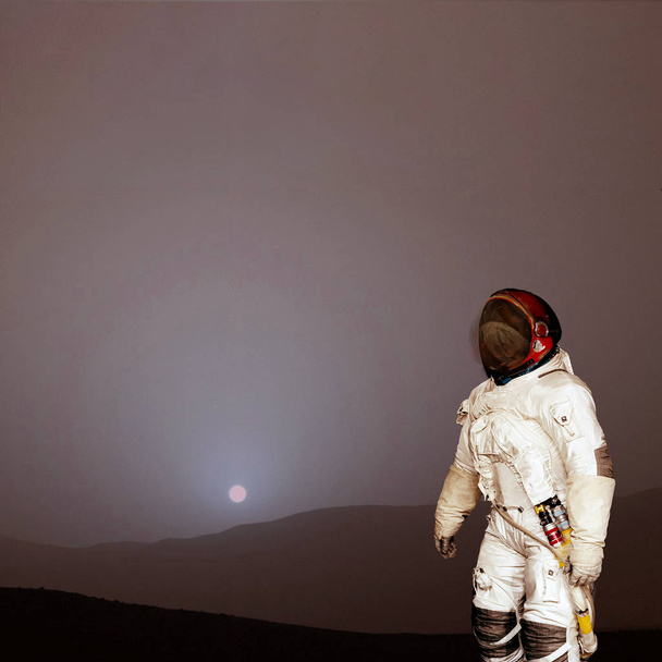 Misión espacial. Astronauta y paisaje rocoso. Los elementos de th
 - Foto, Imagen