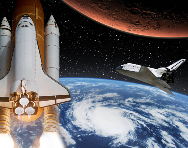 Rakete fliegt von der Erde auf den Mars Shuttle in der Ferne. die el - Foto, Bild