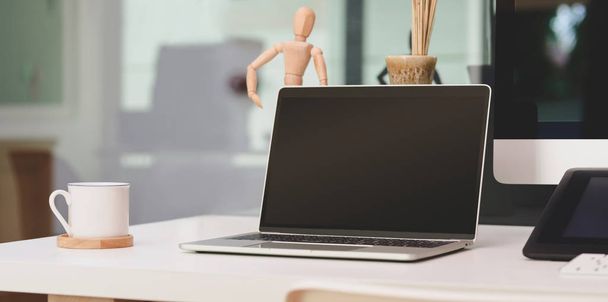 Comodo ufficio con computer portatile a schermo vuoto aperto con m
 - Foto, immagini