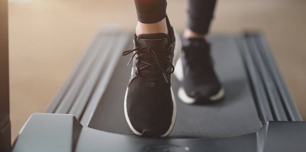 Közeli kilátás atlétikai nő fut jogging cipők a t - Fotó, kép