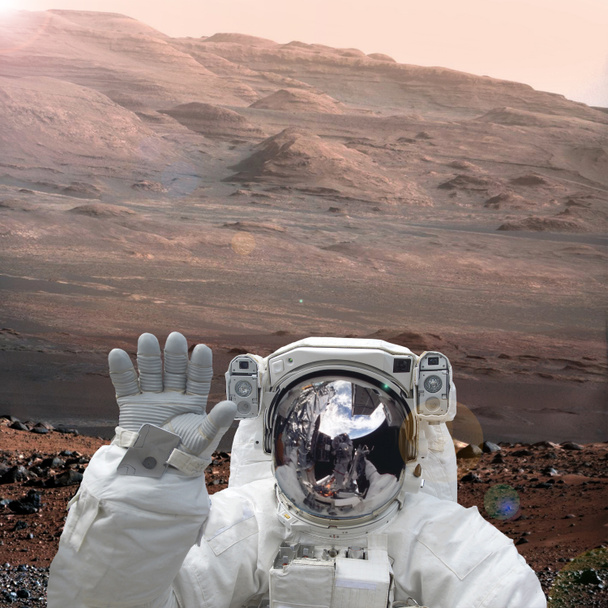 Uzay adamı Mars gezegeninde yürüyor. Bu görüntüfu elemanları - Fotoğraf, Görsel