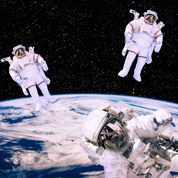 Verschillende astronauten in de ruimte. Ruimtewandeling. De elementen van deze  - Foto, afbeelding