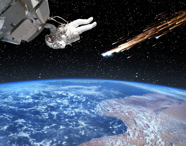 Astronaut v držení kosmické lodi a meteoritický déšť. Prvek - Fotografie, Obrázek