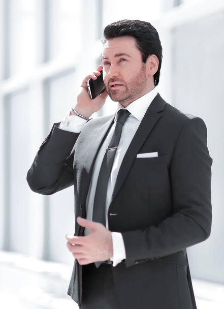 handsome businessman talking on a smartphone. - Foto, Imagen